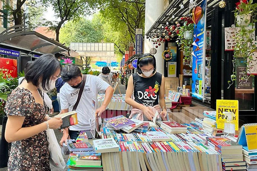 Nhiều người dân đến tham quan và mua sách tại đường sách TP.HCM. Ảnh: TL Nhiều người dân đến tham quan và mua sách tại đường sách TP.HCM. Ảnh: TL