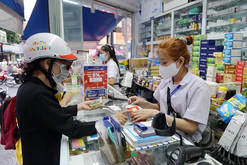 Nếu không giải quyết được vấn đề ùn tắc hồ sơ gia hạn đăng ký lưu hành thuốc, hệ thống y tế cả nước có thể phải đối mặt với tình trạng thiếu thuốc điều trị. Ảnh: HOÀNG GIANG Nếu không giải quyết được vấn đề ùn tắc hồ sơ gia hạn đăng ký lưu hành thuốc, hệ thống y tế cả nước có thể phải đối mặt với tình trạng thiếu thuốc điều trị. Ảnh: HOÀNG GIANG