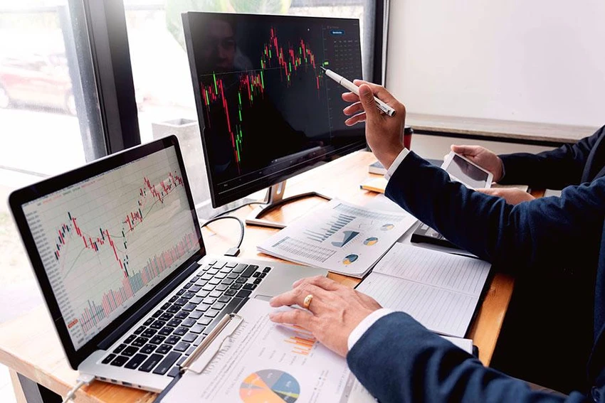 Các chuyên gia khuyến nghị nhà đầu tư nên tạm ngưng bán tháo nếu danh mục không ở mức rủi ro cao, chờ nhịp hồi phục của thị trường để hành động. Ảnh: PM