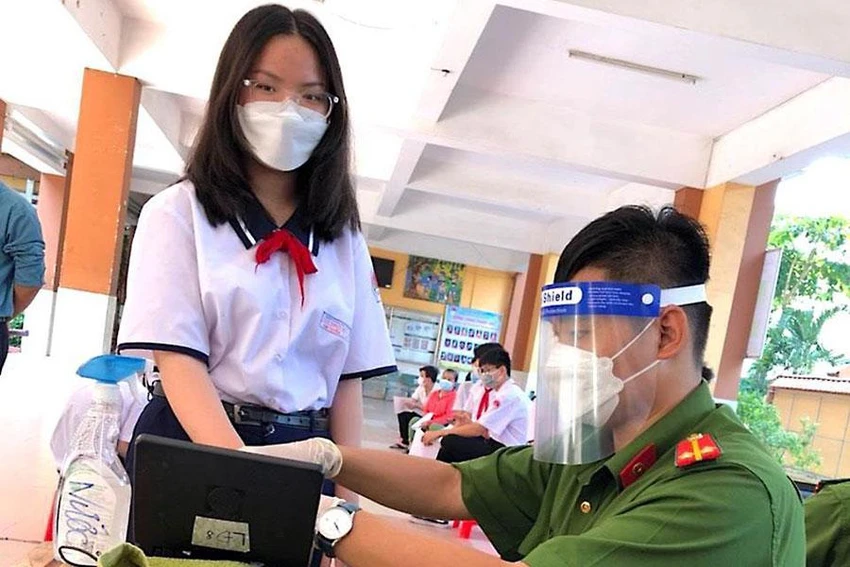 Công an quận Tân Phú ưu tiên cấp CCCD cho học sinh. Ảnh: Công an quận Tân Phú