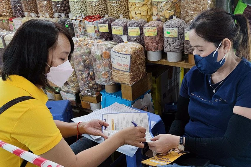 Nhân viên bưu điện tư vấn cho người dân về những quyền lợi khi tham gia BHXH tự nguyện. Ảnh: NGUYỄN HIỀN Nhân viên bưu điện tư vấn cho người dân về những quyền lợi khi tham gia BHXH tự nguyện. Ảnh: NGUYỄN HIỀN
