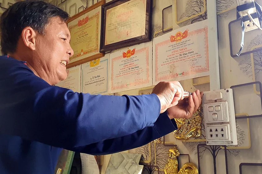 Anh Lê Hoàng Em ngày đêm sẵn sàng sửa điện miễn phí cho dân cả ấp Tân Phú. Ảnh: TRẦN VŨ Anh Lê Hoàng Em ngày đêm sẵn sàng sửa điện miễn phí cho dân cả ấp Tân Phú. Ảnh: TRẦN VŨ