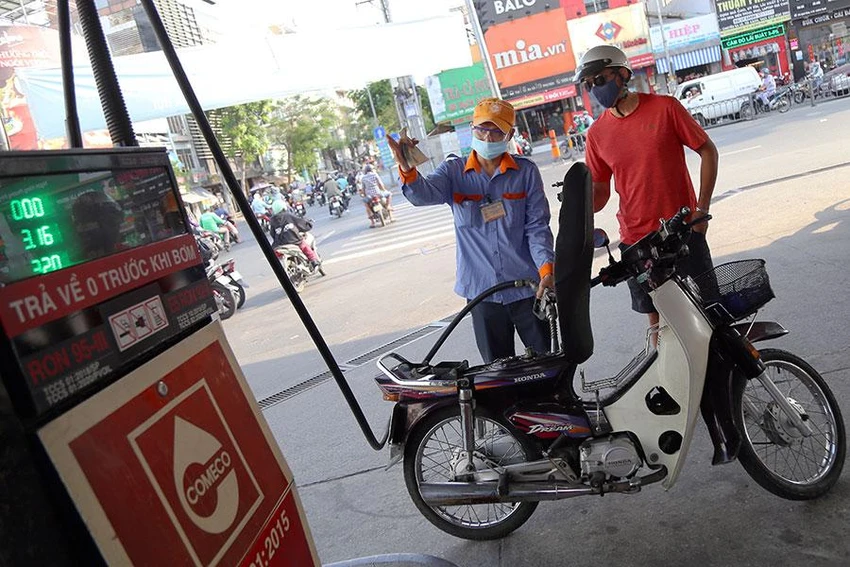 Từ đầu năm đến nay, giá xăng dầu trong nước biến động liên tục do ảnh hưởng từ giá xăng dầu thế giới. Ảnh: HOÀNG GIANG Từ đầu năm đến nay, giá xăng dầu trong nước biến động liên tục do ảnh hưởng từ giá xăng dầu thế giới. Ảnh: HOÀNG GIANG