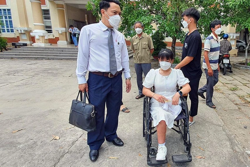 Em Trần Thị Hồng tại phiên xử hôm 27-4. Ảnh: TK Em Trần Thị Hồng tại phiên xử hôm 27-4. Ảnh: TK
