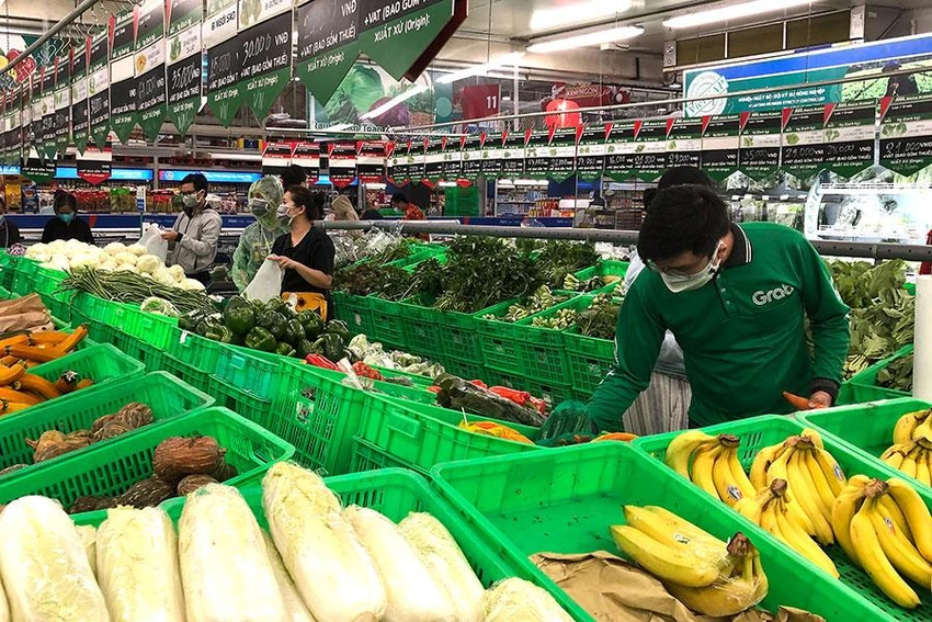 Người tiêu dùng mua hàng hóa và lấy hóa đơn vừa tránh thất thoát thuế, vừa dẹp được nạn hóa đơn giả. Ảnh: QH Người tiêu dùng mua hàng hóa và lấy hóa đơn vừa tránh thất thoát thuế, vừa dẹp được nạn hóa đơn giả. Ảnh: QH