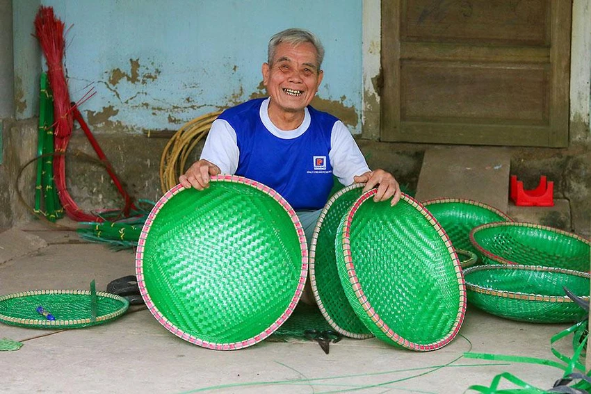 Ông Tụng rạng rỡ bên những thành phẩm do ông tạo ra từ các sợi dây nhựa phế thải. Ảnh: ĐÌNH HOÀNG Ông Tụng rạng rỡ bên những thành phẩm do ông tạo ra từ các sợi dây nhựa phế thải. Ảnh: ĐÌNH HOÀNG