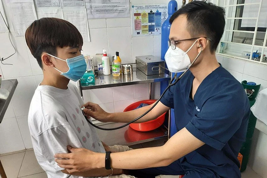 BS Phạm Duy Tín đang khám cho một trẻ em ở xã Tân Hiệp, huyện Hóc Môn, TP.HCM. Ảnh: TRẦN NGỌC BS Phạm Duy Tín đang khám cho một trẻ em ở xã Tân Hiệp, huyện Hóc Môn, TP.HCM. Ảnh: TRẦN NGỌC
