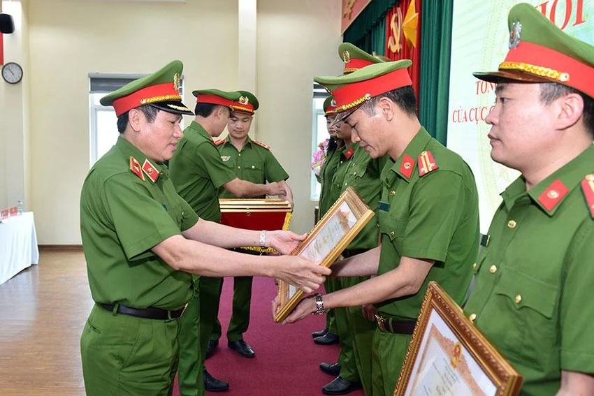 Thừa ủy quyền, Thiếu tướng Nguyễn Văn Viện, Cục trưởng C04, trao bằng khen của Thủ tướng Chính phủ cho các cá nhân tại C04. Ảnh: TIỂU HÀ