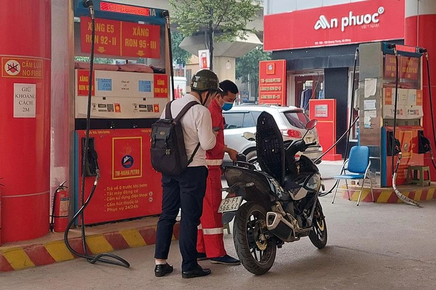 Giá xăng dầu dự báo sẽ được kiểm soát thông qua việc tiếp tục giảm thuế nhập khẩu xăng dầu. Ảnh: PHI HÙNG Giá xăng dầu dự báo sẽ được kiểm soát thông qua việc tiếp tục giảm thuế nhập khẩu xăng dầu. Ảnh: PHI HÙNG