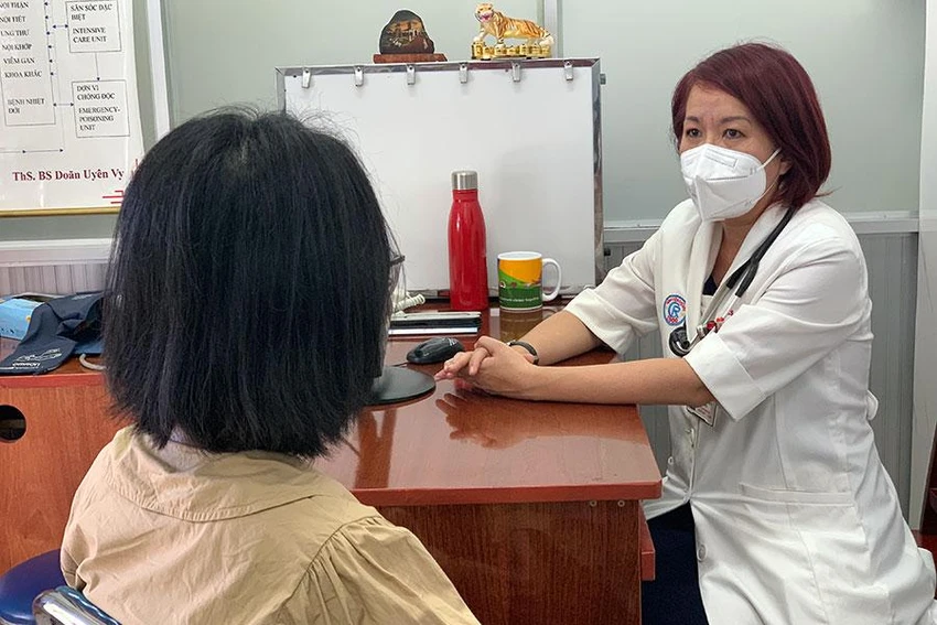 ThS-BS Doãn Uyên Vy đang thăm khám cho bệnh nhân nhiễm độc kim loại nặng. Ảnh: HL ThS-BS Doãn Uyên Vy đang thăm khám cho bệnh nhân nhiễm độc kim loại nặng. Ảnh: HL