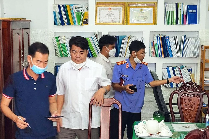 Lực lượng chức năng khám xét nơi làm việc của ông Lành, cựu giám đốc CDC tỉnh Hậu Giang. Ảnh: CHÂU ANH