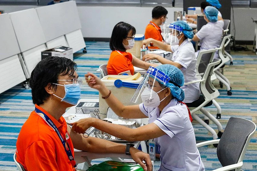 Theo dự thảo, đối tượng tiêm mũi 4 là người từ 50 tuổi trở lên; người từ 18 tuổi trở lên có tình trạng suy giảm miễn dịch và người trong nhóm nguy cơ cao phơi nhiễm với COVID-19 như cán bộ y tế, tuyến đầu chống dịch, công nhân tại các khu công nghiệp… Ảnh: NGUYỆT NHI Theo dự thảo, đối tượng tiêm mũi 4 là người từ 50 tuổi trở lên; người từ 18 tuổi trở lên có tình trạng suy giảm miễn dịch và người trong nhóm nguy cơ cao phơi nhiễm với COVID-19 như cán bộ y tế, tuyến đầu chống dịch, công nhân tại các khu công nghiệp… Ảnh: NGUYỆT NHI