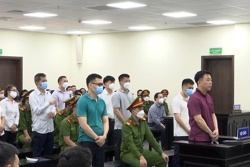 Các bị cáo tại tòa ngày 13-5. Ảnh: UYÊN TRANG Các bị cáo tại tòa ngày 13-5. Ảnh: UYÊN TRANG