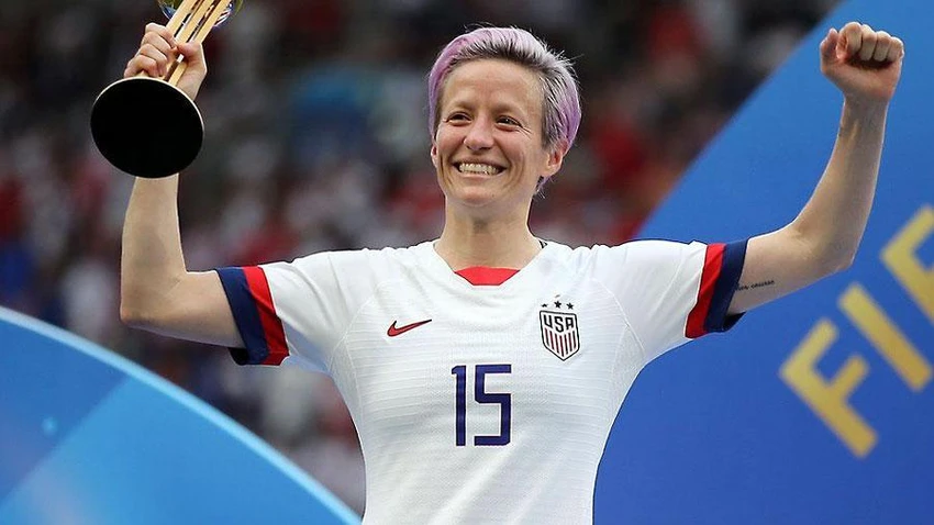Đội trưởng đội tuyển nữ Mỹ Megan Rapinoe được xem là lá cờ đầu trong việc đòi bình đẳng cho nữ giới đá bóng ở Mỹ. Ảnh: GETTY IMAGES Đội trưởng đội tuyển nữ Mỹ Megan Rapinoe được xem là lá cờ đầu trong việc đòi bình đẳng cho nữ giới đá bóng ở Mỹ. Ảnh: GETTY IMAGES
