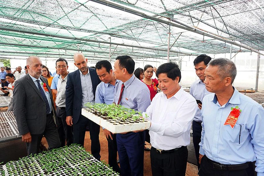 Chính quyền tỉnh Gia Lai đang giới thiệu mô hình nông nghiệp công nghệ cao tại huyện Mang Yang tới các nhà đầu tư. Ảnh: LK Chính quyền tỉnh Gia Lai đang giới thiệu mô hình nông nghiệp công nghệ cao tại huyện Mang Yang tới các nhà đầu tư. Ảnh: LK