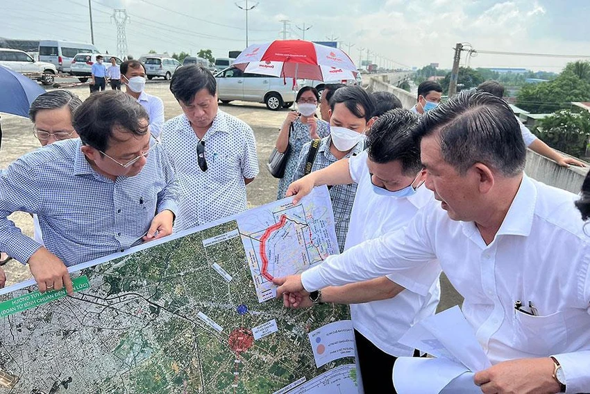 Ông Vũ Hồng Thanh, Chủ nhiệm Ủy ban Kinh tế của Quốc hội, khảo sát thực địa dự án đường vành đai 3 (ngày 19-5). Ảnh: Đ.TRANG