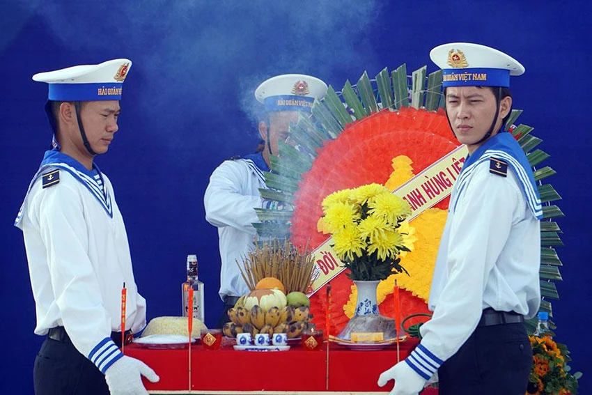 Lễ tưởng niệm các chiến sĩ hy sinh vì bảo vệ chủ quyền biển, đảo Việt Nam. Ảnh trong bài: ĐỖ THIỆN