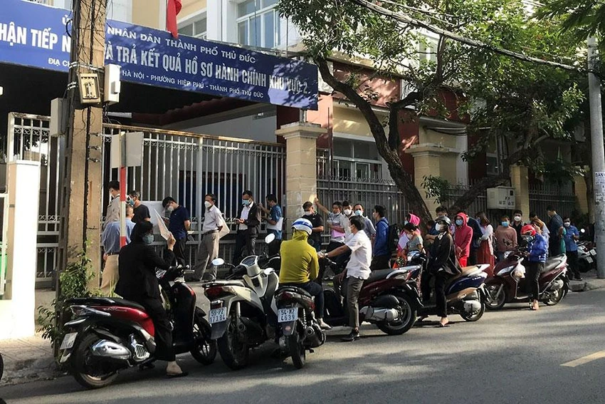 Người dân xếp hàng trước trụ sở bộ phận tiếp nhận và trả kết quả khu vực 2, TP Thủ Đức từ 7 giờ sáng với mong muốn bốc được số sớm nhất. Ảnh: THANH TUYỀN Người dân xếp hàng trước trụ sở bộ phận tiếp nhận và trả kết quả khu vực 2, TP Thủ Đức từ 7 giờ sáng với mong muốn bốc được số sớm nhất. Ảnh: THANH TUYỀN