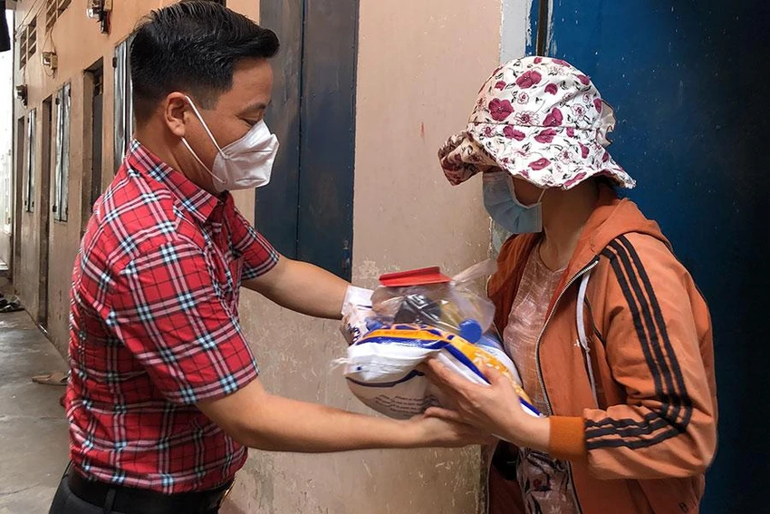 Người lao động mong ngóng sớm nhận tiền hỗ trợ tiền thuê nhà để vượt qua khó khăn, ổn định cuộc sống. Ảnh: P.ĐIỀN Người lao động mong ngóng sớm nhận tiền hỗ trợ tiền thuê nhà để vượt qua khó khăn, ổn định cuộc sống. Ảnh: P.ĐIỀN