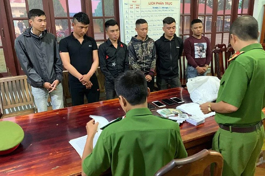 Công an triệt phá một đường dây tín dụng đen. Ảnh: TIẾN ANH