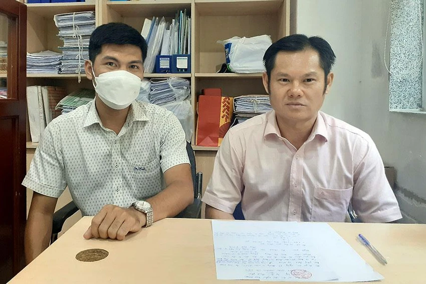Ông Trần Văn Hùng (phải), Phó phòng Quản lý sát hạch và cấp giấy phép lái xe của Sở GTVT TP.HCM, làm việc với báo Pháp Luật TP.HCM. Ảnh: HC Ông Trần Văn Hùng (phải), Phó phòng Quản lý sát hạch và cấp giấy phép lái xe của Sở GTVT TP.HCM, làm việc với báo Pháp Luật TP.HCM. Ảnh: HC