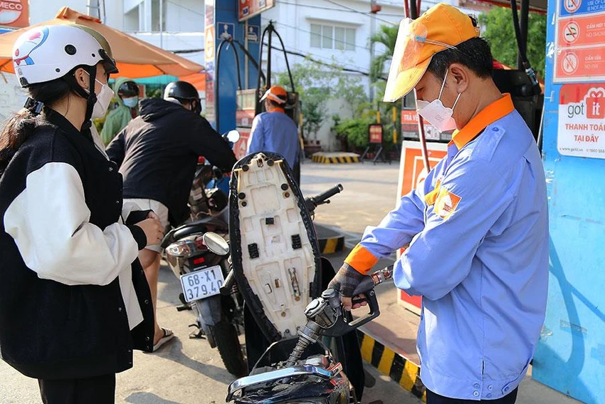 Từ đầu năm đến nay, xăng dầu trong nước đã trải qua 12 kỳ tăng giá, hiện giá xăng A95 đã tăng vọt lên mốc 32.370 đồng/lít. Ảnh: HOÀNG GIANG