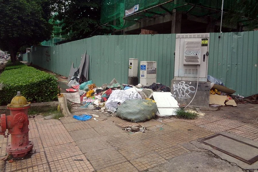 Bãi rác ngay gần các tủ điện, tủ cáp viễn thông trông rất mất mỹ quan và nguy hiểm. Bãi rác ngay gần các tủ điện, tủ cáp viễn thông trông rất mất mỹ quan và nguy hiểm.