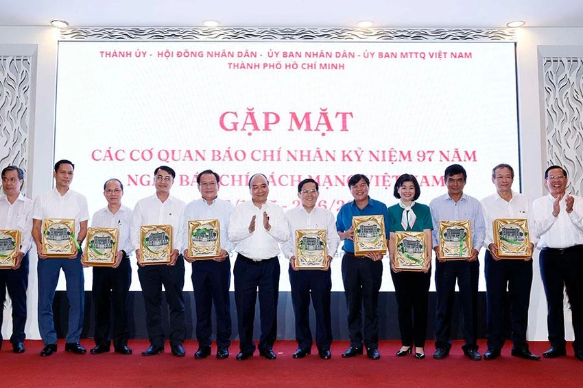 Chủ tịch nước Nguyễn Xuân Phúc tặng quà lưu niệm cho các tổng biên tập, trưởng các cơ quan báo chí, nhà báo tiêu biểu trên địa bàn TP.HCM. Ảnh: L.THOA