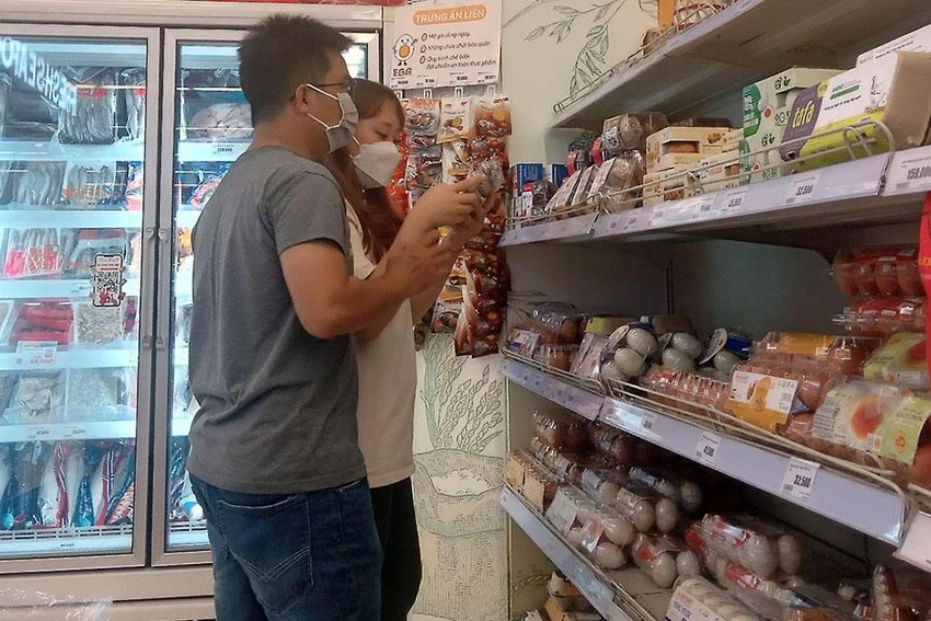 Nguyên vật liệu, xăng dầu liên tục biến động… đẩy giá bán sản phẩm trên thị trường tăng. Ảnh: TÚ UYÊN Nguyên vật liệu, xăng dầu liên tục biến động… đẩy giá bán sản phẩm trên thị trường tăng. Ảnh: TÚ UYÊN