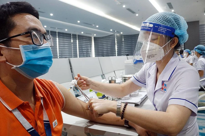 Người dân TP.HCM tiêm vaccine ngừa COVID-19. Ảnh: NGUYỆT NHI Người dân TP.HCM tiêm vaccine ngừa COVID-19. Ảnh: NGUYỆT NHI