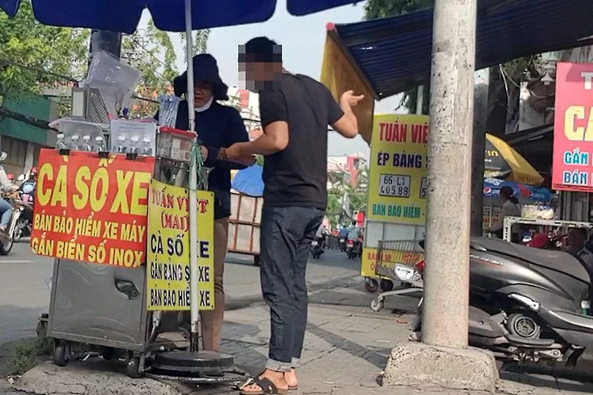 Được một người mặc đồ dân phòng chỉ, chúng tôi đến gặp người phụ nữ muốn làm lẹ CCCD và bà chỉ vào tiệm Tuấn Việt 588 bên hông trụ sở công an. Ảnh: NT - NY Được một người mặc đồ dân phòng chỉ, chúng tôi đến gặp người phụ nữ muốn làm lẹ CCCD và bà chỉ vào tiệm Tuấn Việt 588 bên hông trụ sở công an. Ảnh: NT - NY