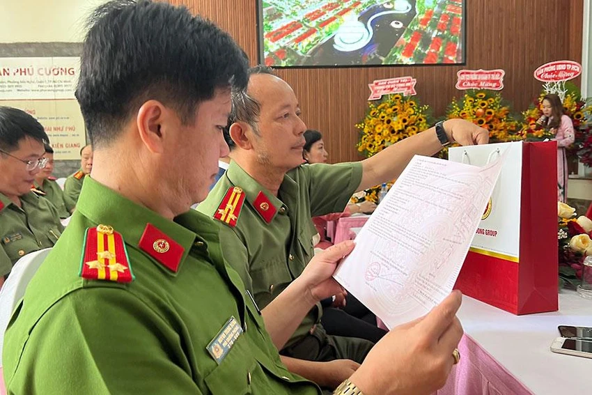 Niềm vui nhận được sổ hồng căn hộ của các cư dân tại TP Thủ Đức. Ảnh: THÁI NGUYÊN Niềm vui nhận được sổ hồng căn hộ của các cư dân tại TP Thủ Đức. Ảnh: THÁI NGUYÊN
