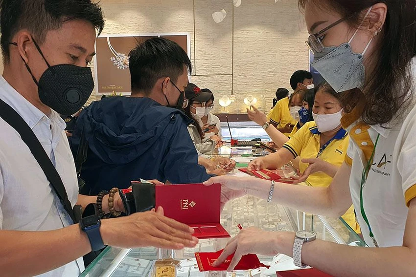 Người tiêu dùng Việt Nam chịu nhiều thiệt thòi vì giá vàng trong nước quá đắt so với giá vàng thế giới. Ảnh: THÙY LINH Người tiêu dùng Việt Nam chịu nhiều thiệt thòi vì giá vàng trong nước quá đắt so với giá vàng thế giới. Ảnh: THÙY LINH