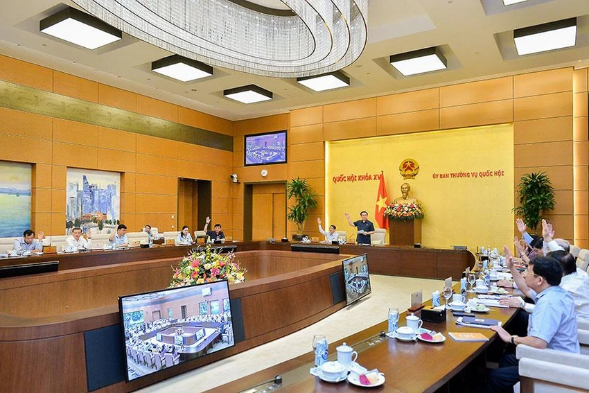 Ủy ban Thường vụ Quốc hội thông qua Nghị quyết về mức thuế bảo vệ môi trường đối với xăng dầu, mỡ nhờn. Ảnh: quochoi.vn