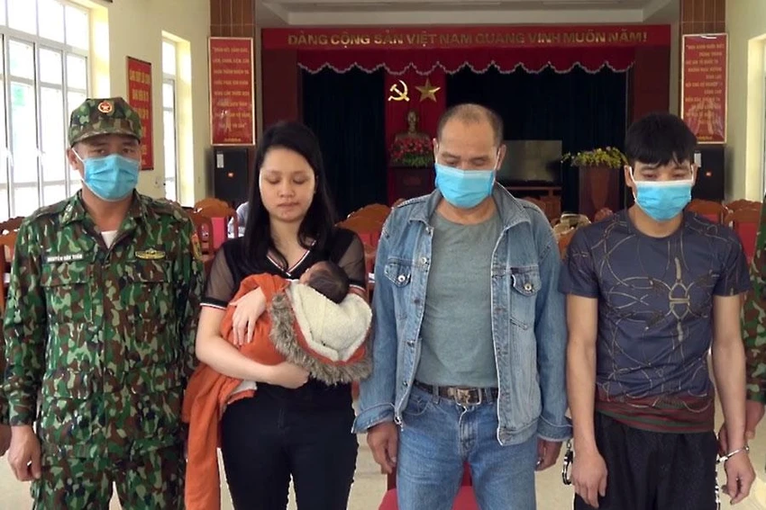 Lực lượng bộ đội biên phòng đã giải cứu cháu bé (11 ngày tuổi), bắt ba đối tượng trong đường dây mua bán trẻ sơ sinh. Ảnh: LÊ ĐỒNG Lực lượng bộ đội biên phòng đã giải cứu cháu bé (11 ngày tuổi), bắt ba đối tượng trong đường dây mua bán trẻ sơ sinh. Ảnh: LÊ ĐỒNG
