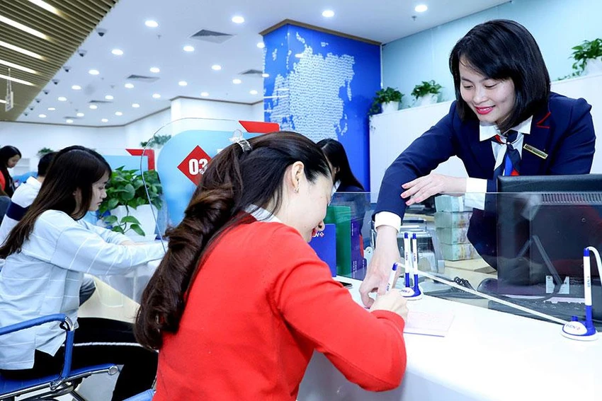 Một số ngân hàng cam kết giữ ổn định lãi suất để hỗ trợ doanh nghiệp. Ảnh: TL