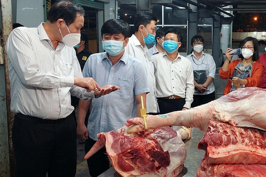 Cơ quan chức năng kiểm tra hoạt động kinh doanh thực phẩm tại chợ đầu mối Bình Điền, TP.HCM. Ảnh: TRẦN NGỌC Cơ quan chức năng kiểm tra hoạt động kinh doanh thực phẩm tại chợ đầu mối Bình Điền, TP.HCM. Ảnh: TRẦN NGỌC