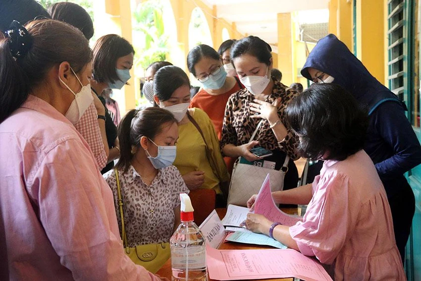 Trường THPT Trưng Vương tổ chức tư vấn cho phụ huynh khối 10 về chương trình mới và cách lựa chọn môn học. Ảnh: THẢO PHƯƠNG Trường THPT Trưng Vương tổ chức tư vấn cho phụ huynh khối 10 về chương trình mới và cách lựa chọn môn học. Ảnh: THẢO PHƯƠNG