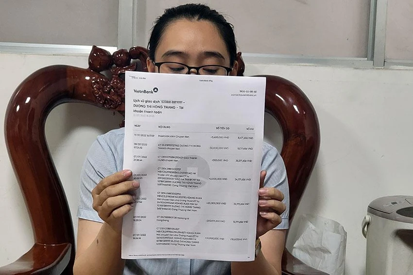 Chị DTHT sao kê toàn bộ số tiền mà chị đi vay mượn bạn bè, họ hàng để chuyển cho nhóm lừa đảo. Ảnh: TỰ SANG Chị DTHT sao kê toàn bộ số tiền mà chị đi vay mượn bạn bè, họ hàng để chuyển cho nhóm lừa đảo. Ảnh: TỰ SANG