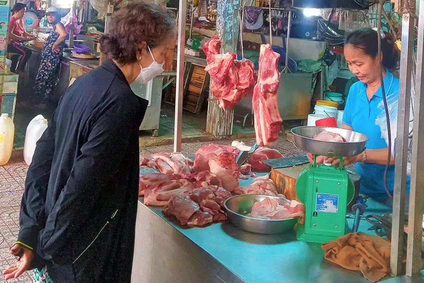 Sau thời gian dài gần như đứng im, giá bán lẻ thịt heo trên thị trường gần đây đã bắt đầu tăng khá mạnh. Ảnh: TÚ UYÊN Sau thời gian dài gần như đứng im, giá bán lẻ thịt heo trên thị trường gần đây đã bắt đầu tăng khá mạnh. Ảnh: TÚ UYÊN
