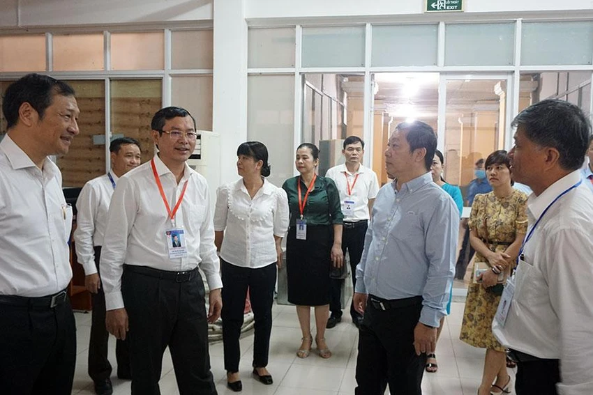 Thứ trưởng Bộ GD&amp;ĐT Nguyễn Văn Phúc (thứ ba từ phải qua) cùng đoàn công tác kiểm tra hội đồng chấm thi tốt nghiệp THPT tại TP.HCM vào ngày 4-7. Ảnh: NGUYỄN QUYÊN