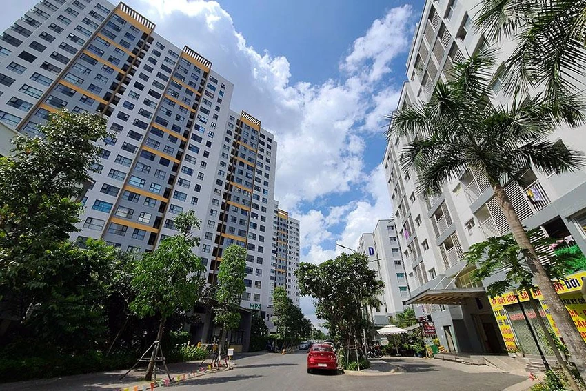 Dãy nhà ở xã hội đã hoàn thiện (bên phải) tại một dự án ở huyện Bình Chánh (TP.HCM). Dãy nhà ở xã hội đã hoàn thiện (bên phải) tại một dự án ở huyện Bình Chánh (TP.HCM).