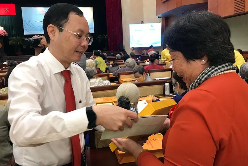 Phó Bí thư Thành ủy TP.HCM Nguyễn Văn Hiếu trao quà kỷ niệm cho các nữ tù chính trị. Ảnh: THANH TUYỀN