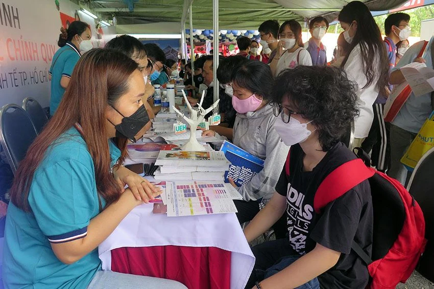Cán bộ tuyển sinh tư vấn cho thí sinh, phụ huynh chọn ngành, nghề xét tuyển năm 2022 tại một ngày hội tuyển sinh. Ảnh: PHẠM ANH