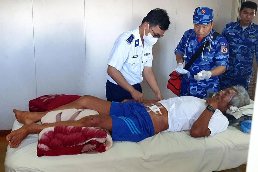 Ngư dân Trần Thuận Thanh sức khỏe yếu nên được đưa đến bệnh viện điều trị. Ngư dân Trần Thuận Thanh sức khỏe yếu nên được đưa đến bệnh viện điều trị.