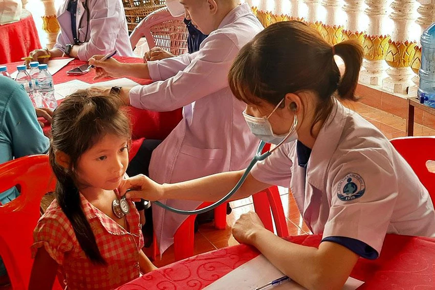 Một bệnh nhi Lào được BS Tạ Hoàng Hồng Phượng khám. Ảnh: TRẦN NGỌC Một bệnh nhi Lào được BS Tạ Hoàng Hồng Phượng khám. Ảnh: TRẦN NGỌC