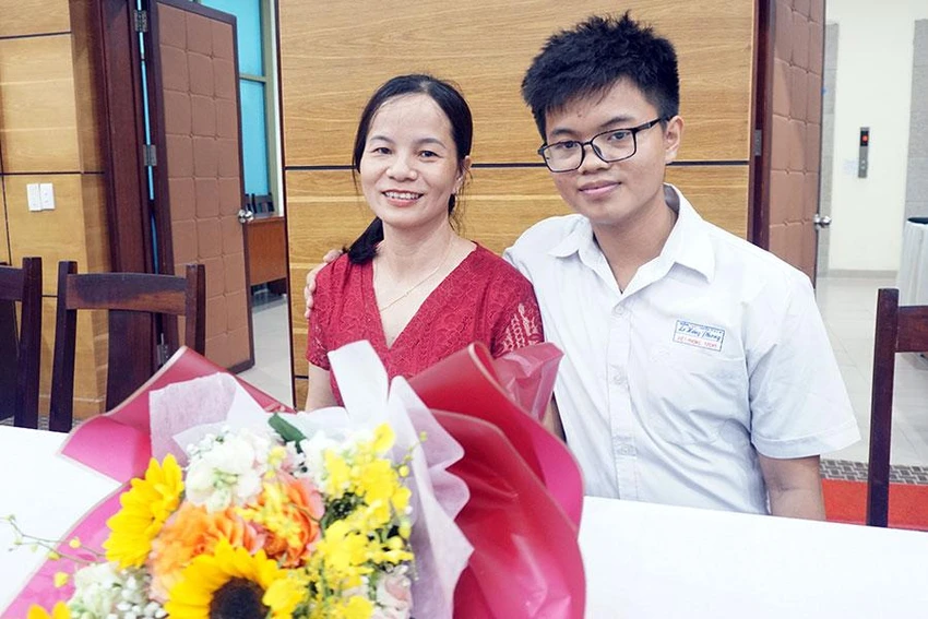 Phong cùng với mẹ của em tại buổi lễ vinh danh. Ảnh: NGUYỄN QUYÊN Phong cùng với mẹ của em tại buổi lễ vinh danh. Ảnh: NGUYỄN QUYÊN