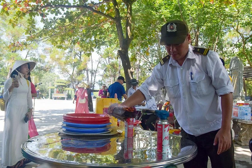 Anh Trần Văn Nhân, Phó Trưởng phòng quản lý nghĩa trang. Ảnh: NGUYỄN DO