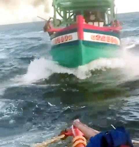 Tàu cá của ngư dân Đoàn Văn Vui bị tông chìm ba năm trước do tranh giành ngư trường. Tàu cá của ngư dân Đoàn Văn Vui bị tông chìm ba năm trước do tranh giành ngư trường.