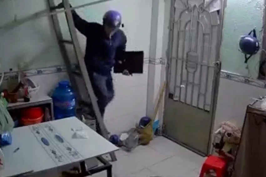 Kẻ trộm mang theo dao đột nhập phòng trọ của sinh viên lấy laptop. Ảnh: TS Kẻ trộm mang theo dao đột nhập phòng trọ của sinh viên lấy laptop. Ảnh: TS